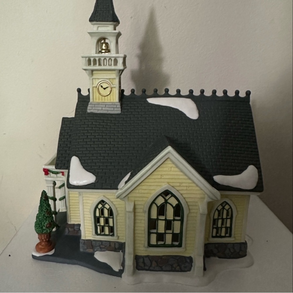 Deluxe Porcelain Lighted House - Yellow